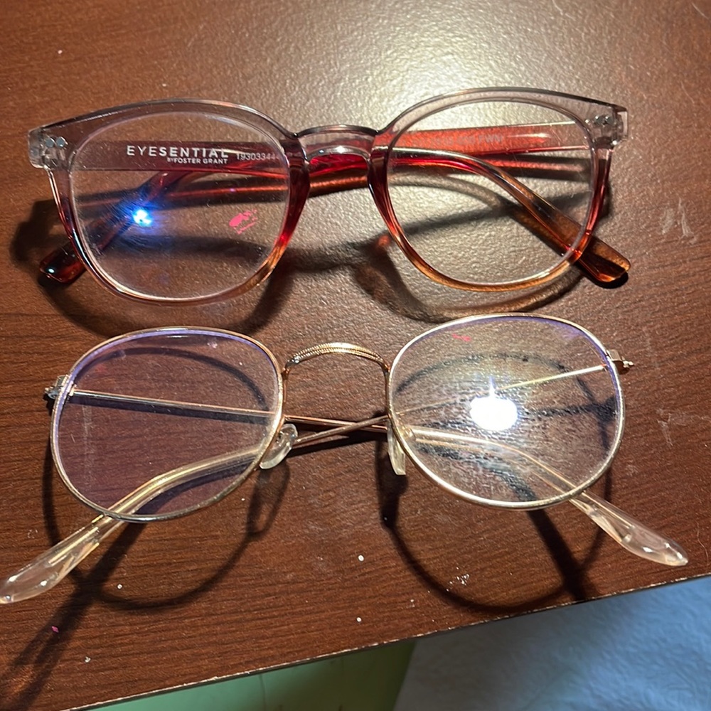 2 pair of fashion glasses.
